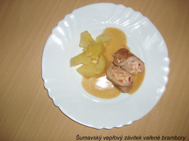 Šumavský vepřový závitek vařené brambory